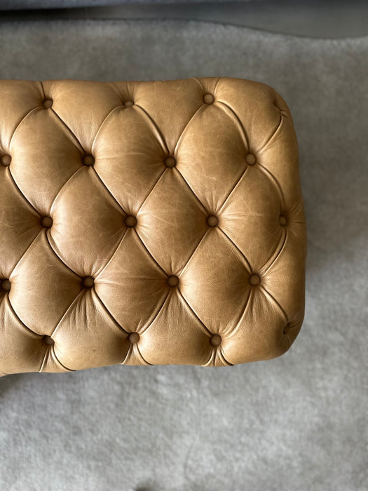 Pufe Capitonê em Couro