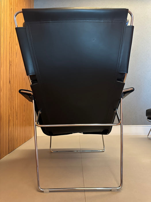 Poltrona "Vira Vira" em Couro – Pedro Useche