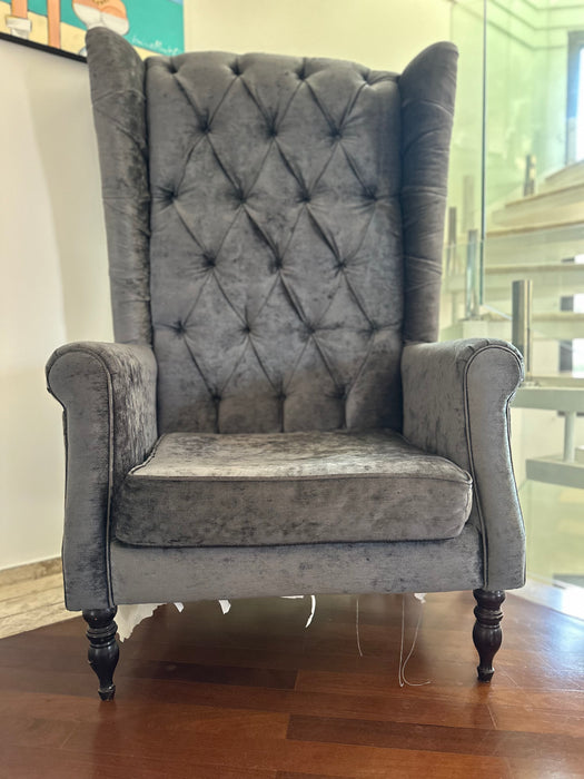 Poltrona em Veludo com Encosto Alto