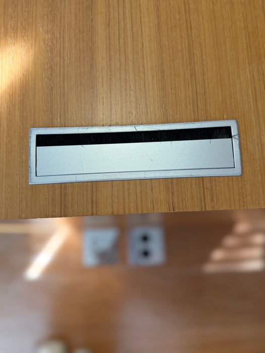 Mesa de Escritório com Tomadas Embutidas