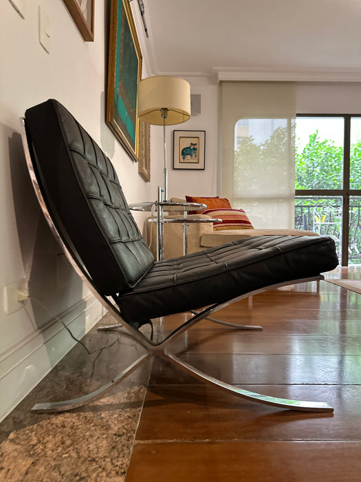 Poltrona “Barcelona” com Banqueta em Couro – Forma