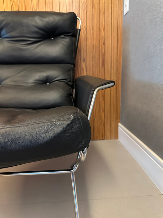 Poltrona "Vira Vira" em Couro – Pedro Useche