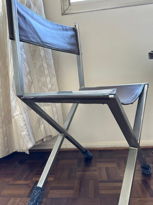 Mesa Gamão com Tampo de Vidro e 4 Cadeiras Diretor em Couro