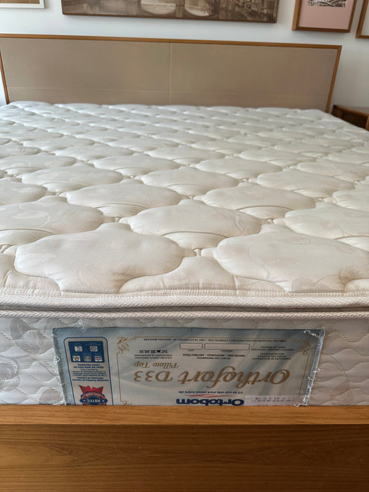 Cama King Size "Dado" com Acabamento em Couro (colchão incluso) - Casa Pronta