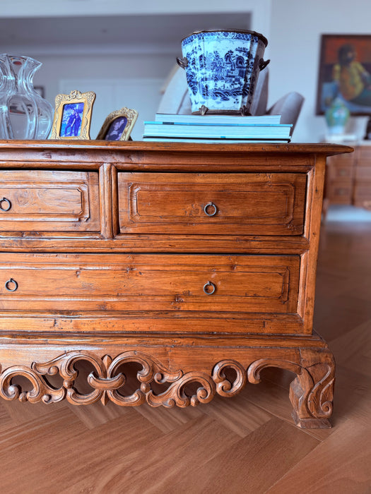 Mesa com Gavetas e Detalhes em Madeira Entalhada