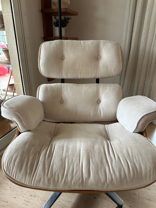 Poltrona “Eames Lounge” com Banqueta em Tecido – Breton