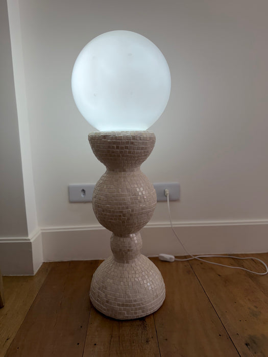 Luminária de Piso em Pastilhas de Madrepérola – Camila Dianunziata
