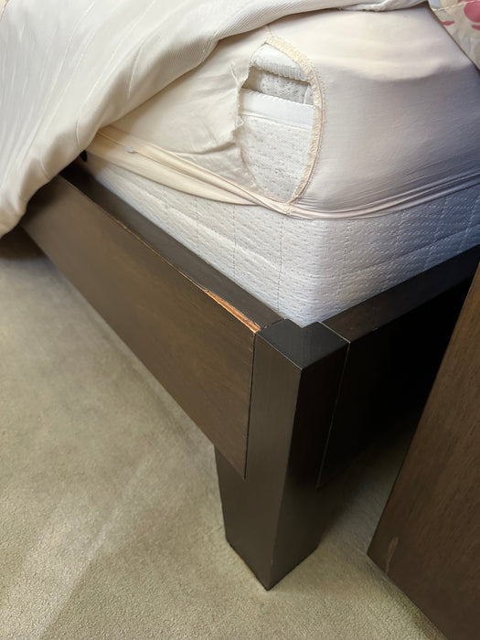 Cama de Casal com 2 Mesas de Cabeceira e Cômoda (colchão Incluso)