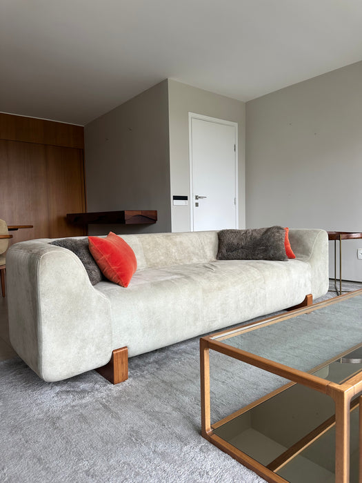 Sofá "Henge" em Camurça - Arthur Casas