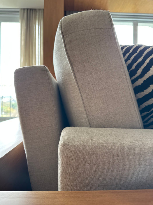 Sofá com Pufe e Aparador – Micasa / Marcenaria (aparador)