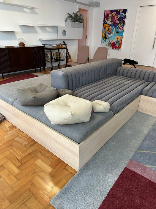 Sofá "Gomos" (com acabamento adicional em madeira na parte inferior) – Líder Interiores