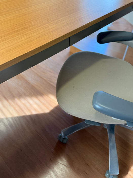 Mesa de Escritório com Tomadas Embutidas