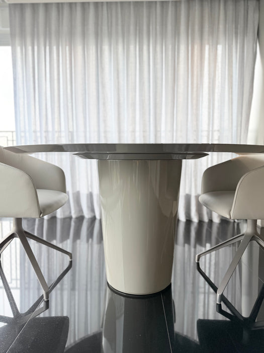 Mesa de Jantar Redonda em Laca - Artefacto