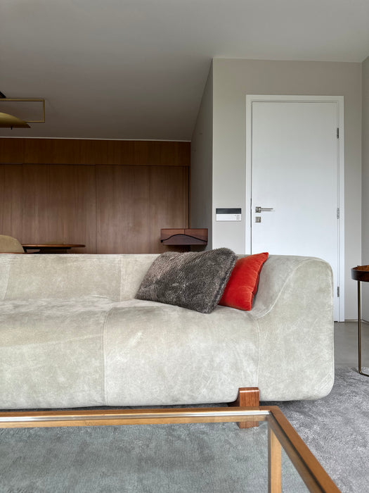 Sofá "Henge" em Camurça - Arthur Casas