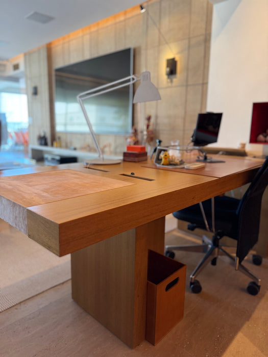 Mesa de Escritório "Catetete" com 2 Nichos de Parede – Ivan Rezende para Dpot