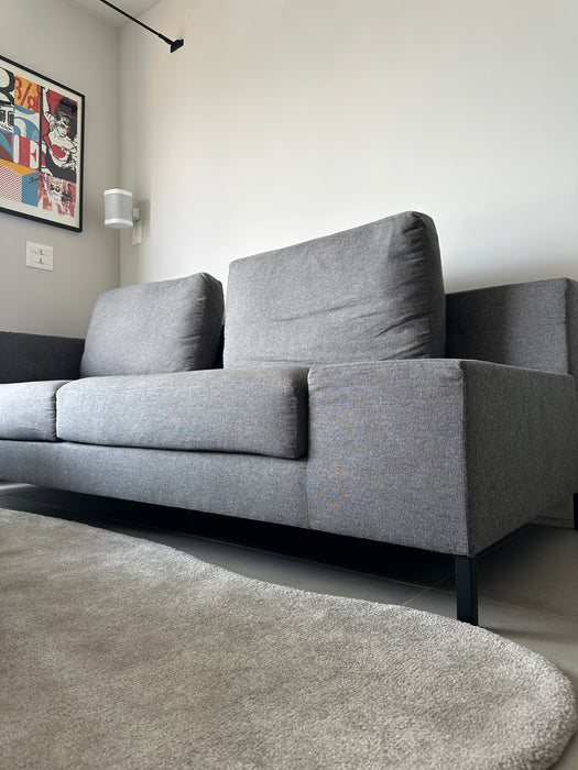 Sofá "C10" em Linho Natural Cinza - Marcus Ferreira para Carbono