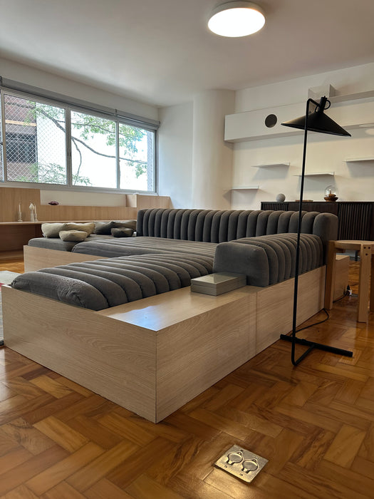 Sofá "Gomos" (com acabamento adicional em madeira na parte inferior) – Líder Interiores