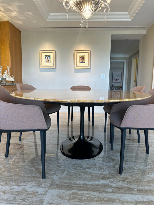 Mesa de Jantar Saarinen com Tampo em Mármore Travertino Amarelo