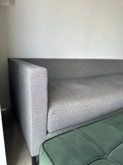 Sofá "C10" em Linho Natural Cinza - Marcus Ferreira para Carbono