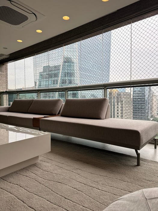 Sofá com Mesa Embutida e Tomada USB