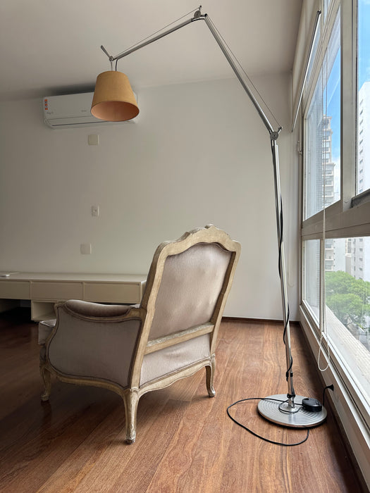 Poltrona Clássica "Luís XV" – Passado Composto