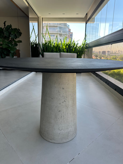 Mesa de Jantar com Base em Concreto e Tampo em Pedra  – ,Ovo