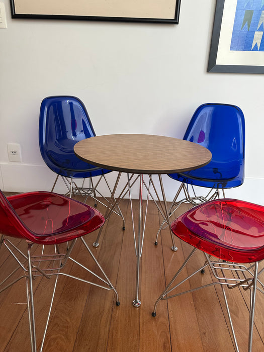 Mesa Infantil com 4 Cadeiras Eames