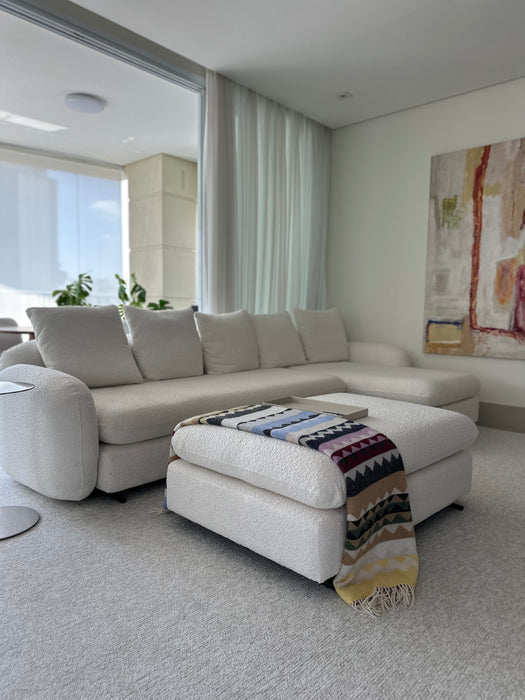 Sofá “Ópera” com Chaise e Pufe em Tecido Bouclé – Fábrica Mais Sofá