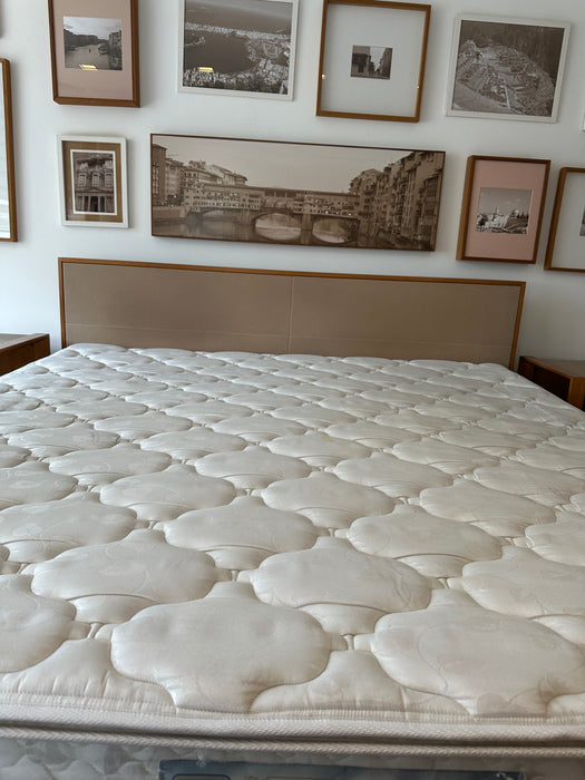 Cama King Size "Dado" com Acabamento em Couro (colchão incluso) - Casa Pronta