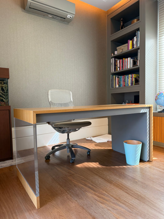 Mesa de Escritório com Tomadas Embutidas