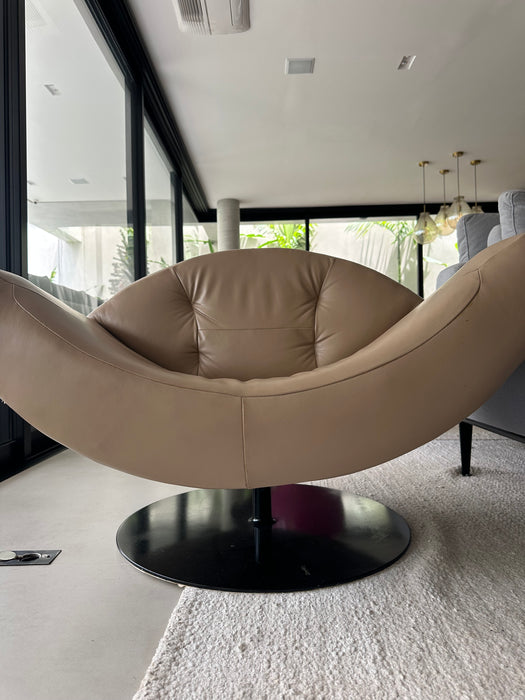 Poltrona “Gaivota” em Couro – Ricardo Fasanello