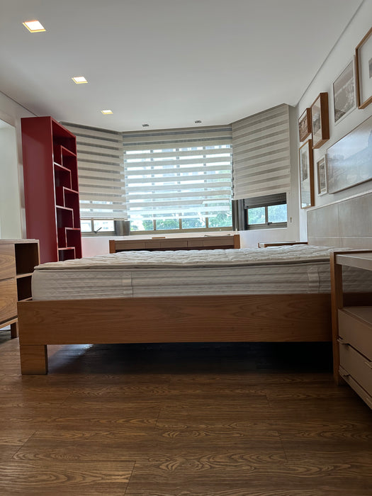 Cama King Size "Dado" com Acabamento em Couro (colchão incluso) - Casa Pronta