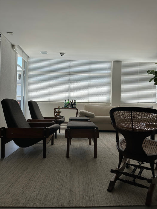 Poltrona Vintage com Banqueta – Atribuída a Sérgio Rodrigues