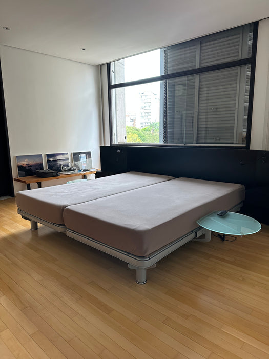 Cama King Size "Royal" com 2 Motores, Colchão "Maestro" e Mesas Laterais – Auping para Collectania