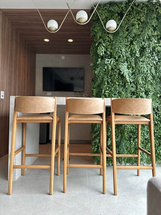 Trio de Banquetas "Helga" em Couro - Estúdio Bola