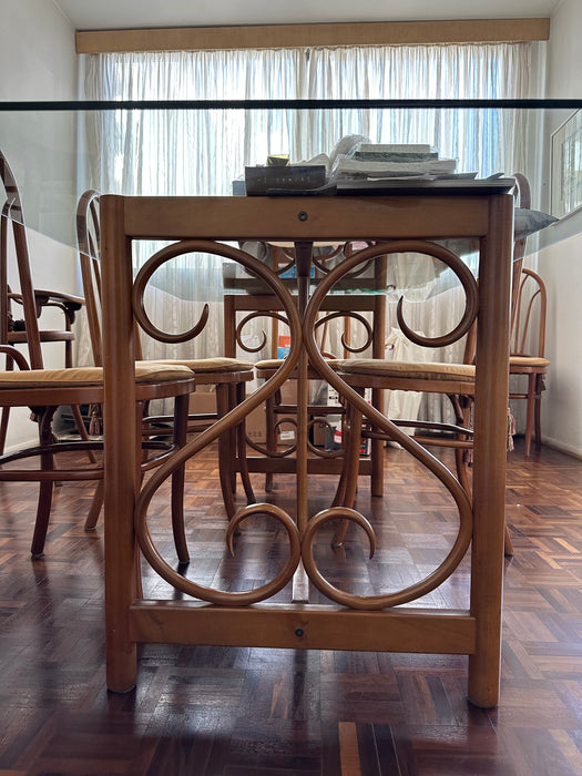 Mesa de Jantar com 8 Cadeiras – Thonet