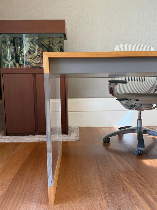 Mesa de Escritório com Tomadas Embutidas