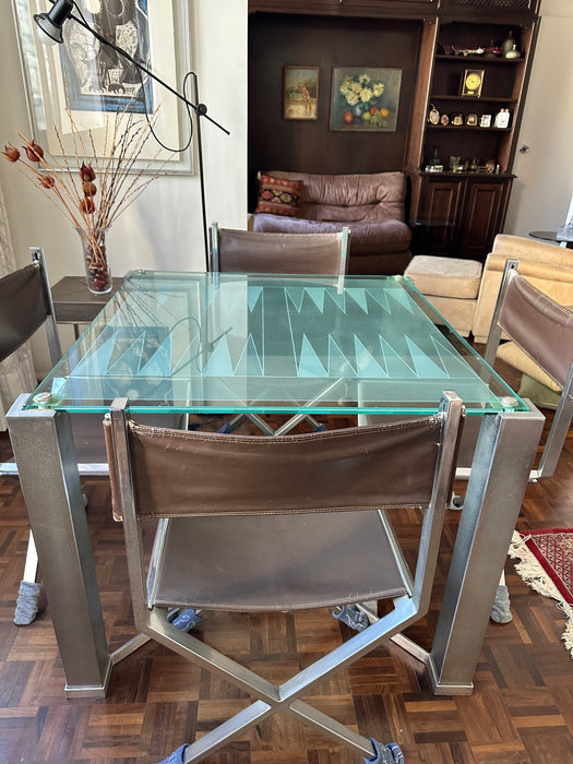 Mesa Gamão com Tampo de Vidro e 4 Cadeiras Diretor em Couro