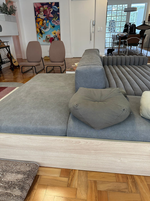 Sofá "Gomos" (com acabamento adicional em madeira na parte inferior) – Líder Interiores