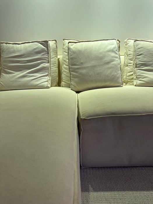 Sofá "Pillow" com Chaise – Estúdio Bola