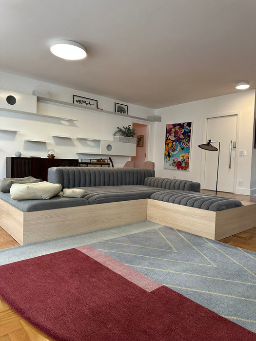 Sofá "Gomos" (com acabamento adicional em madeira na parte inferior) – Líder Interiores