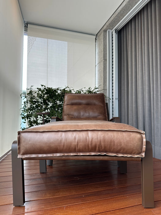 Poltrona "Beepi" com Banqueta em Couro - Estúdio Bola