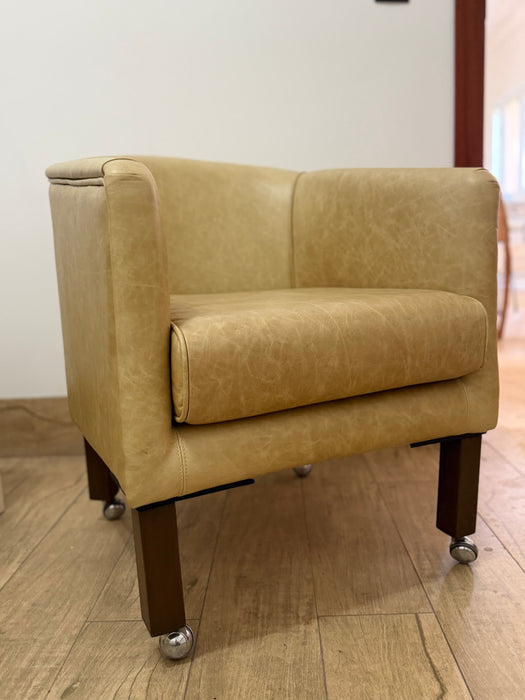 Conjunto de 4 Poltronas em Couro com Rodízios