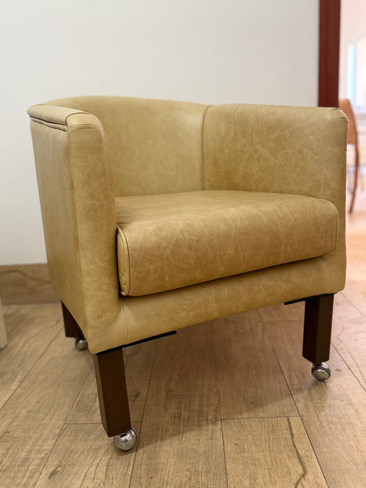 Conjunto de 4 Poltronas em Couro com Rodízios