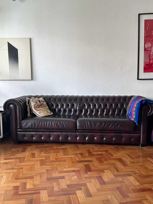 Sofá “Chesterfield” em Couro – Micasa