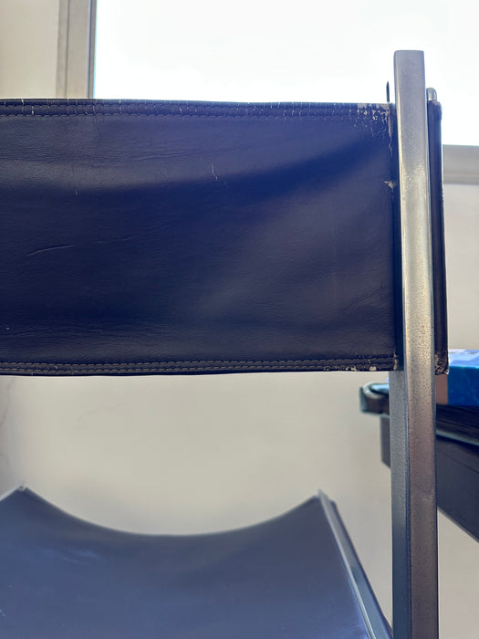 Mesa Gamão com Tampo de Vidro e 4 Cadeiras Diretor em Couro