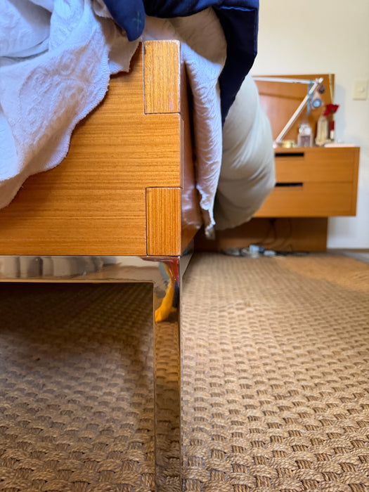 Cama de Casal com Cabeceira em Couro e Mesas Suspensas Embutidas (colchão incluso)