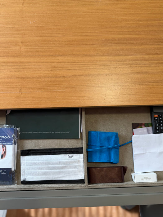 Mesa de Escritório com Tomadas Embutidas