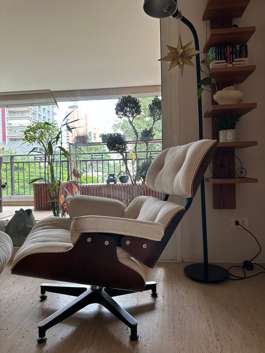 Poltrona “Eames Lounge” com Banqueta em Tecido – Breton