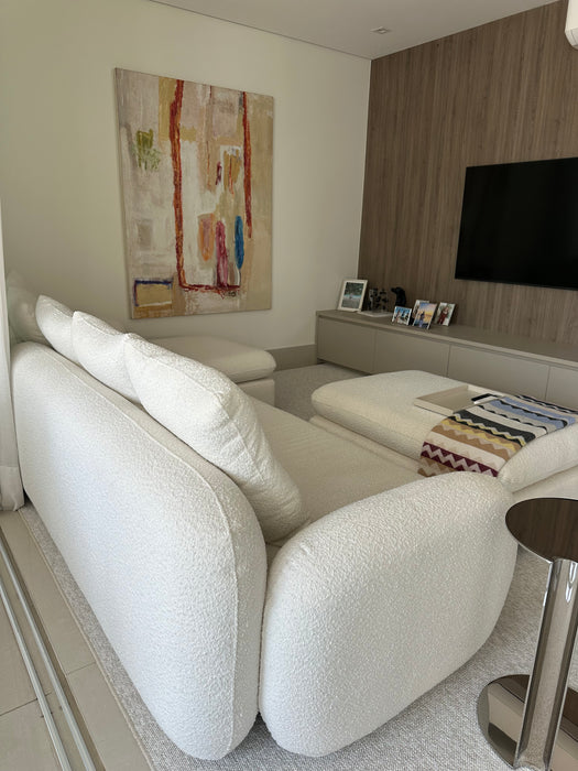 Sofá “Ópera” com Chaise e Pufe em Tecido Bouclé – Fábrica Mais Sofá